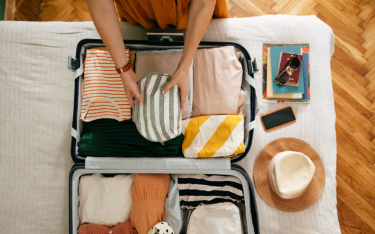 Mala de viagem inteligente após os 50: 10 peças para criar inúmeros looks nas férias